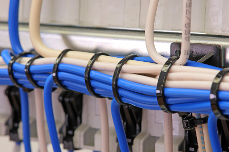 Anwendung von Kabelbindern und Klebesockeln zur Ordnung elektrischer Leitungen