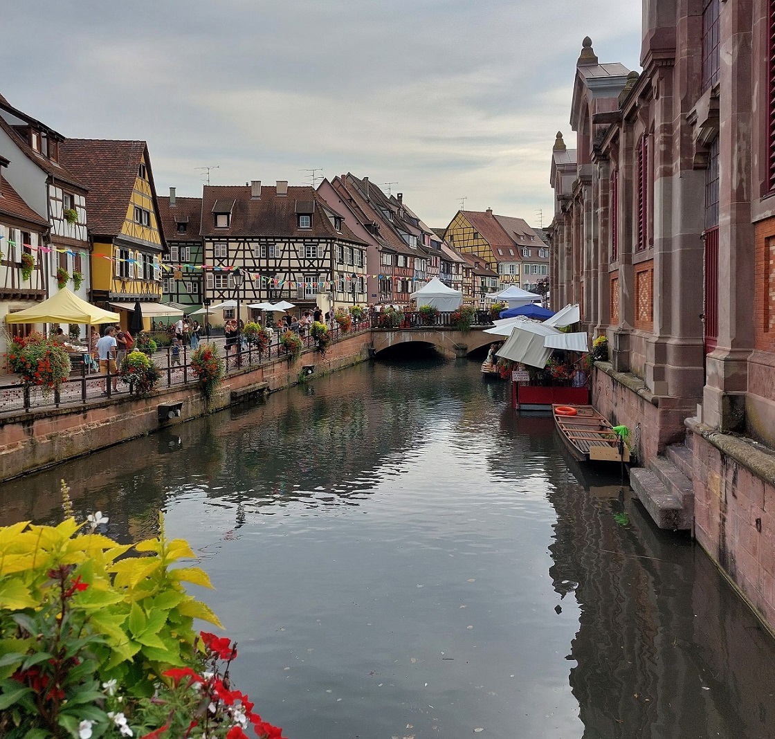 Bunt bemalte Fachwerkhäuser und die Markthalle an der Lauch (rechts)